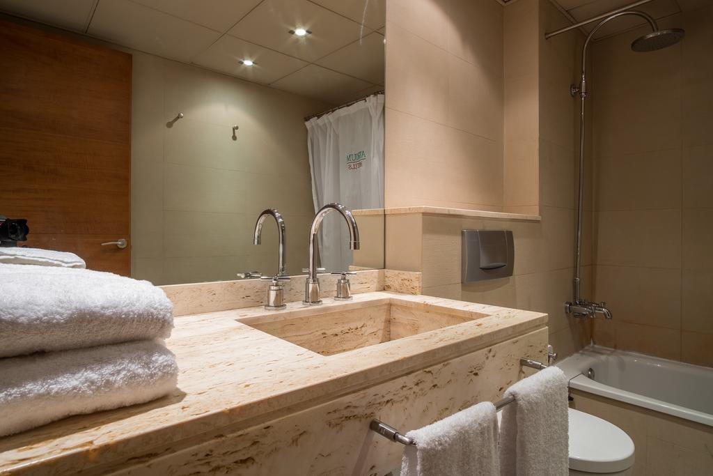 Apartaments Suites Sant Jordi Montbrió del Camp Eksteriør billede