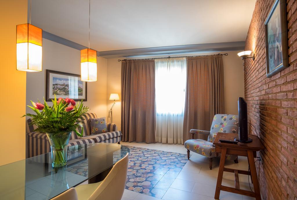 Apartaments Suites Sant Jordi Montbrió del Camp Eksteriør billede